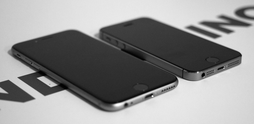 iPhone 6 (left) next to iPhone 5. Photo by LWYang.
